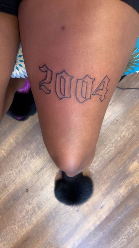 Birth Year Tattoo, Traditional Tattoo Stencils, Tattoo On Thigh, Cute Tattoos With Meaning, Year Tattoo, Hand And Finger Tattoos, Birthday Activities, Birth Year, Iphone Wallpaper Girly