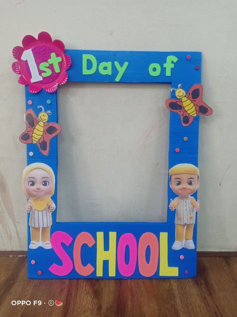 Photo frame by teacher Jiah Classroom Gate Decoration, Back To School Frame Ideas, Black Board Decoration Ideas School, Free Classroom Decor, Poster Frame Design, Bulletin Boards Classroom Decor, School Kids Crafts, Gate Decoration, English Activities For Kids