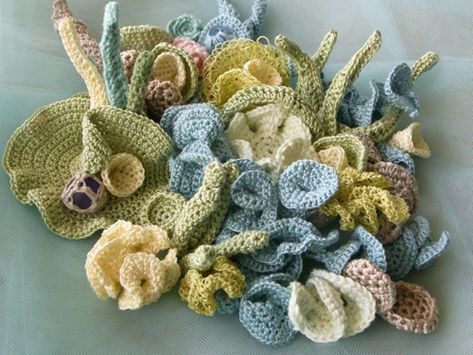 All-crochet scrumble by Mitsuko Tonouchi for Hyperbolic Reef project. See how the same weight of yarn, same stitch, similar shapes combine well with slight variations of scale and color. Freeform does not have to be wild or dramatic. Those vertical valves add a lot. Crochet Reef, Hyperbolic Crochet, Awesome Crochet, Sea Underwater, Crochet Geek, Form Crochet, Textile Fiber Art, Freeform Crochet, Irish Crochet