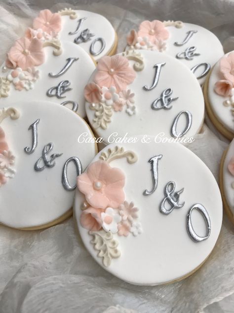 Napolitaine Decoration Wedding, Napolitaine Decoration, Anniversary Sugar Cookies, Wedding Cookies Decorated, Wedding Shower Cookies, Bridal Cookies, Buttercream Cake Designs, Cookie Wedding Favors, Wedding Cake Cookies