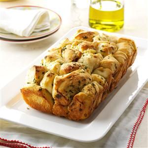 Pull-Apart Garlic Bread Recipe -People go wild over this golden, garlicky loaf whenever I serve it. There’s intense flavor in every bite. —Carol Shields, Summerville, Pennsylvania Pull Apart Garlic Bread, Frozen Bread Dough, Spaghetti Dinner, Garlic Bread Recipe, Easter Bread, Pull Apart Bread, Pull Apart, Taste Of Home, Dough Recipe