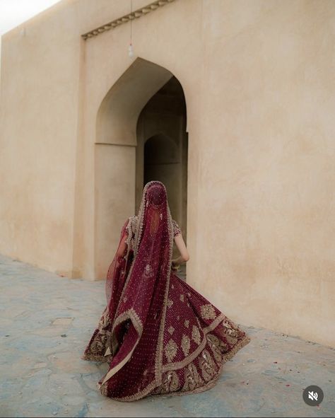 Punjabi Bride Aesthetic, Red Shaadi Lehenga, Red Wedding Dress Desi, Desi Hijabi Wedding, Dark Red Indian Wedding Dress, Vintage Punjabi Aesthetic, Desi Wedding Dresses Bridesmaid Outfits, Punjabi Wedding Aesthetic, Desi Wedding Outfits