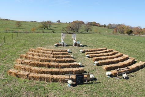 Good layout for hay bales. This set up, counting 2 people to a bale, looks like it would seat around 200. - TOBIAS. Hay Bale Seating Wedding, Hay Bale Ideas, Hay Bale Wedding, Hay Bale Seating, Wedding Ceremony Seating, Backyard Wedding Ceremony, Rustic Wedding Seating, Wedding Isles, Wedding List