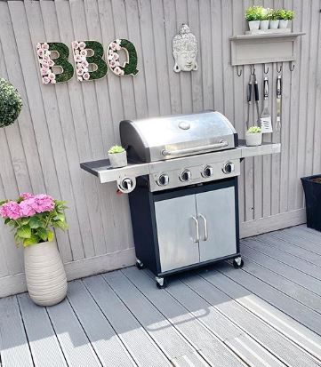 Kick Your Cooking Up a Notch: 10 Garden BBQ Area Ideas 9 Garden Bbq Ideas, Small Bbq, Outdoor Bbq Area, Garden Deck, Back Garden Design, Barbecue Area, Aesthetic Living Room, Garden Bbq, Bbq Kitchen