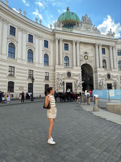 Casual chic city touring outfit Exploring Outfit, Classic Casual, Travel Outfit, Vienna, Casual Chic, Travel