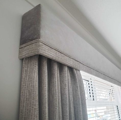 Curtain Box Design, Window Pelmet Ideas Modern, Bordered Curtains, Pelmet Curtains, Pelmet Ideas, Pelmet Designs, Bedroom Curtains With Blinds, Pelmet Box, Luxury Curtains Living Room