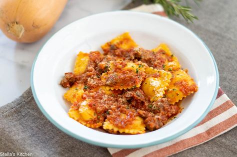 Pumpkin+ravioli+with+bolognese+sauce Ravioli Bolognese, Easy Pumpkin Pasta, Pumpkin Pasta Sauce, Amaretti Biscuits, Pumpkin Ravioli, Frozen Pumpkin, Pumpkin Pasta, Egg Pasta, Cheese Pumpkin