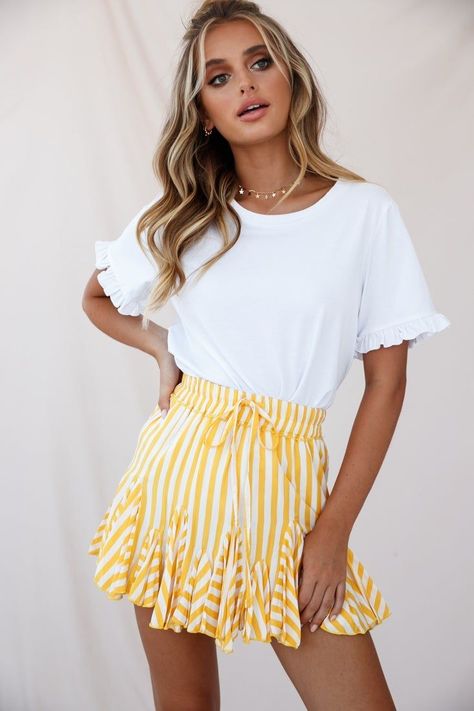 0731460a8a5ce1626210cbf4385ae0efdesc49497318ri Summer Flower Girl Dresses, Black A Line Skirt, Striped Mini Skirt, Hot Skirts, Selfie Leslie, Look Short, Summer Black Dress, Stripe Outfits, Striped Skirt