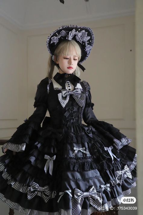 Gothic Doll Outfit, Ouji Fashion Girl, Succubus Clothing, Goth Lolitas, Fantasy Dresses, Dress Design Sketches, Japanese Street Fashion, Fancy Outfits, Lolita Dress