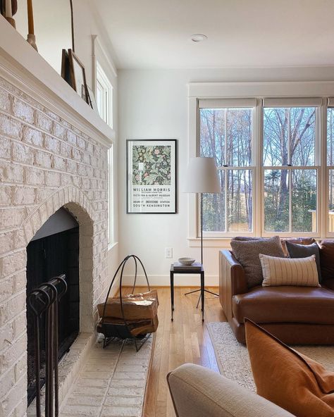 Home Tour: The Goodman House in Virginia – Schoolhouse Goodman House, Traditional Style Living Room, Modern Cottage Homes, Modern Traditional Style, Hardie Plank, Indoor Fireplace, Family Room Design, House Room, Living Room With Fireplace