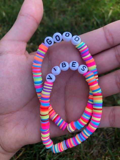 Colorful Fun Beaded Bracelets With Letter Beads, Clay Bead Bracelet Ideas Lgbtq, Preppy Purple Clay Bead Bracelets, Trendy Colorful Beaded Polymer Clay Bracelet, Preppy Clat Beads Bracelets, Preppy Make Bracelet Aesthet, Cool Bracelets, Bracelets With Beads, Make Clay Beads