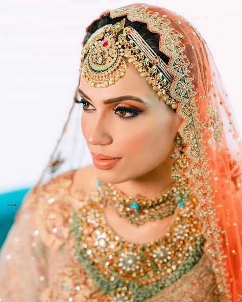 maang tikka, bridal look, bridal jewellery inspo. passa design, muslim brides, traditional big nath, daimond jewellery, trending bridal jewellery, bridal inspo, 2023 bridal jewellery, bridal inspiration, mehendi jewellery, indian brides Gold Matha Patti, Matha Patti Designs, Bridal Matha Patti, Brides Jewellery, Peach Lehenga, Sikh Bride, Maang Tika, Matha Patti, Indian Bridal Jewellery