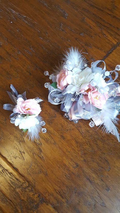 Pink and white and gray corsage set from Hen House Designs www.henhousedesigns.net Iridescent Corsage, Gray Corsage, Prom Corsage And Boutonniere, Prom Bouquet, Corsage And Boutonniere Set, Prom Corsage, Prom 2023, Fall Flower Arrangements, Corsage And Boutonniere