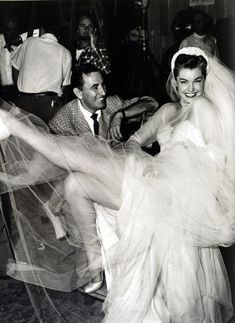 32 Glamorous Photos of the Best Wedding Dresses Worn By Famous Beauties in the 1950s ~ vintage everyday Photos Black And White, Dorothy Dandridge, Celebrity Bride, Esther Williams, Maria Menounos, Celebrity Wedding Dresses, Iconic Weddings, Hollywood Wedding, Vintage Wedding Photos