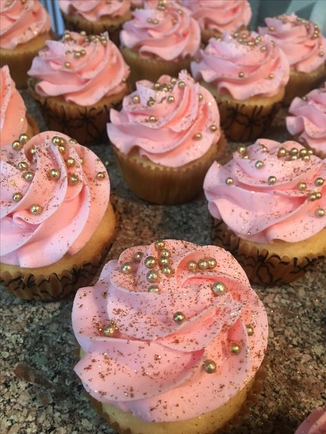 60th Birthday Ideas For Mom Party, Hot Pink Cupcakes, Sparkly Cupcakes, Gold Birthday Party Decorations, Pink And Gold Birthday Party, Gender Reveal Cupcakes, White Birthday Cakes, Sweet Sixteen Birthday Party Ideas, Gold Dessert