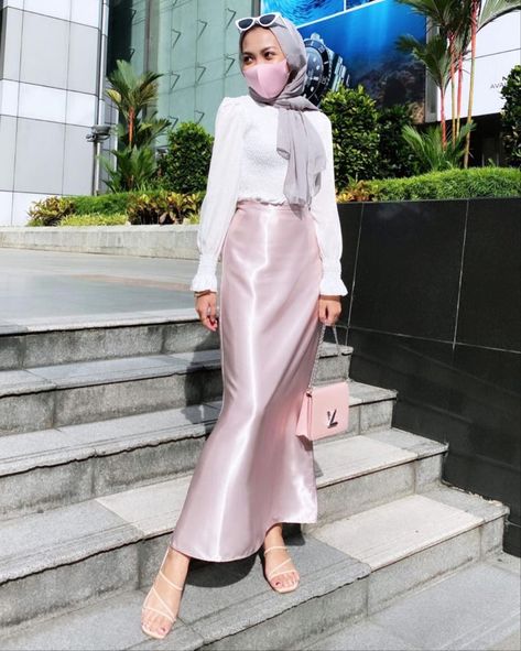 Picnic Outfit, Girls Hijab, Skirt Satin, Mermaid Skirt, Skirt Outfit, Work Outfits, Skirt Outfits, Work Outfit, Mermaid