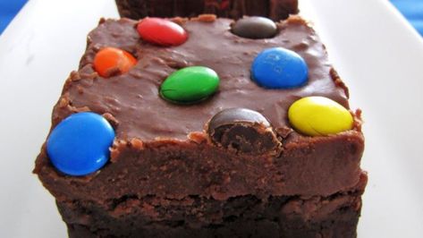 This is a quick and easy solution for frosting your favorite brownies. Chocolate Frosting For Brownies, Brownie Icing, Chocolate Chip Frosting, Brownie Frosting, Chocolate Fudge Frosting, Fudge Frosting, Best Brownies, Icing Recipe, Chocolate Frosting