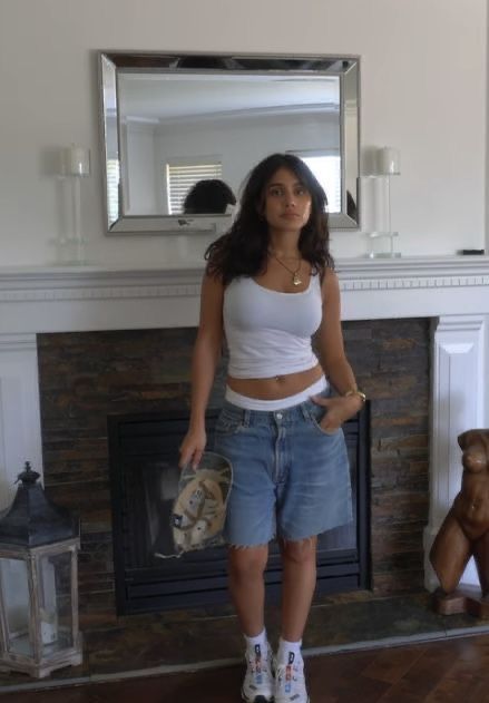 Mini Shorts Outfit, Denim Shorts Outfit, Mini Denim Shorts, Pic Poses, Summer Shorts Outfits, Pic Pose, Shorts Outfit, Lazy Day Outfits, Summer Fits