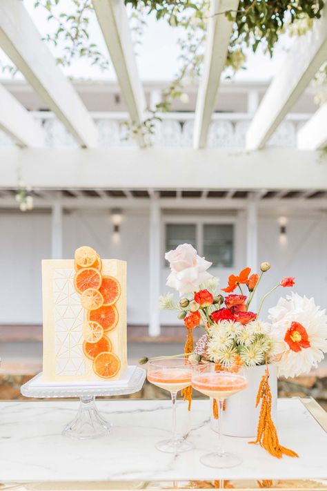 Wedding Cake Citrus, Diy Kids Party Favors, Garden Wedding Decor, Mid Century Modern Wedding, Confetti Wall, Citrus Cake, Modern Cakes, Modern Wedding Decor, Honey Cake