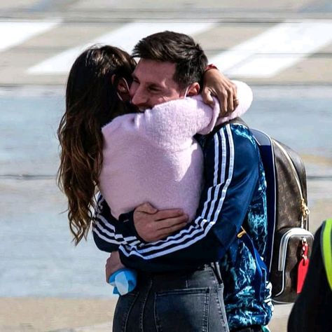 Messi Antonella, Wags Soccer, Messy Girl Aesthetic, Lionel Messi Wife, Messi And Wife, Antonella Messi, Sports Drawing, Wallpaper Sport, Lionel Messi Family