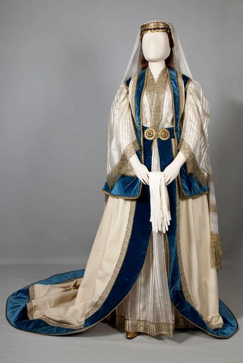 HISTORICAL GOLD & BEIZE PRINTED DRESSES Court Dresses, Lady In Waiting, Retro Mode, Historical Costume, Historical Dresses, Mode Inspo, Fantasy Clothing, Fantasy Fashion, Historical Clothing