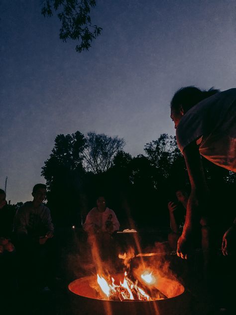 Aesthetic Fire Pit, Keegan Aesthetic, Fire Pit Aesthetic, Shay Core, Fall Hangout, Hazel Aesthetic, Backyard Night, House Party Aesthetic, Project Runaway