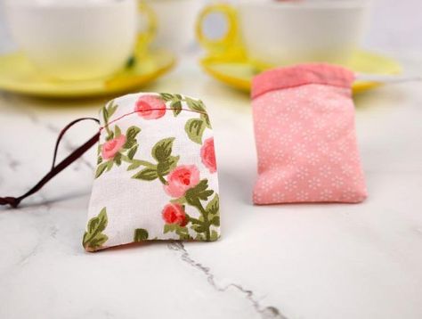 This tutorial shows how to make reusable tea bags. Reusable Tea Bags, Diy Tea Bags, Make Your Own Fabric, Bags Video, Diy Tea, Diy Sewing Gifts, Tea Diy, Bag Pattern Free, Unique Diy Gifts