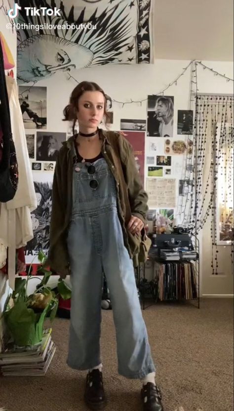 Vest With Overalls, Arty Outfits Style Aesthetic, Alt Overalls Outfit, Real Indie Outfits, Overall Grunge Outfit, Grunge Overalls Outfits, Vintage Overalls Outfits, Fall Outfits Aesthetic Grunge, Overalls Outfit Aesthetic Grunge