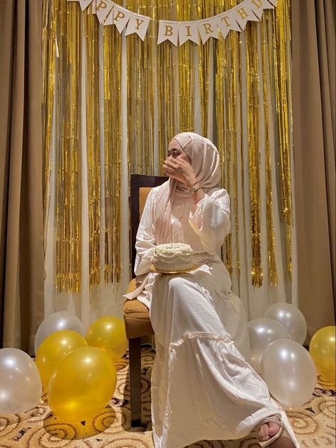 Hijabi Birthday Photoshoot, Modest Birthday Outfit, 18th Birthday Outfit, 17th Birthday Ideas, Happy Birthday 18th, Birthday Dress Women, Cute Birthday Pictures, 21st Birthday Photoshoot, Happy Birthday Girls