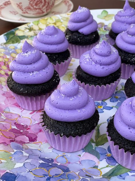 Purple Chocolate Fountain, Purple Appetizers, Purple Foods, Purple Desserts, Purple Board, Appetizer Table, Lavender Cupcakes, Halloween Wedding Cakes, Dark Chocolate Cupcakes