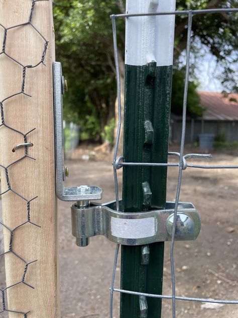 HOW TO ATTACH A GATE on T-POSTS THE FAST WAY Chicken Coop Gate Ideas, T Post Fence, Garden Fence Gate, Chain Link Fence Gate, Building A Gate, Farm Gates, Diy Gate, Livestock Fence, Welded Wire Fence