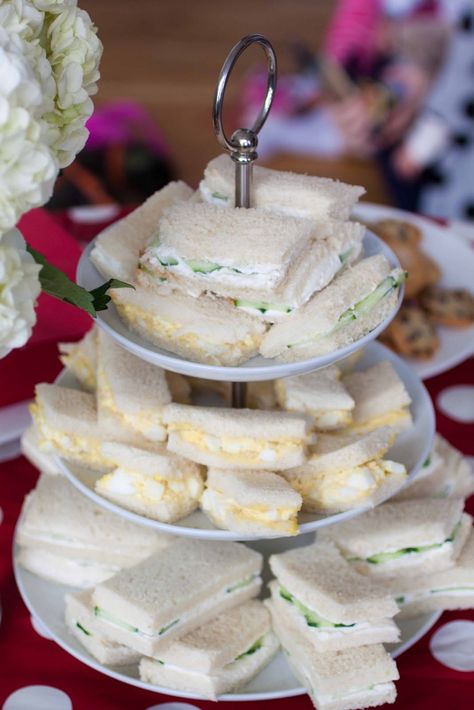 La hora del té. Appetizers Wedding, Food Sandwiches, Tea Party Sandwiches, Baby Brunch, Fingerfood Party, Party Sandwiches, High Tea Party, Baby Shower Tea, Finger Sandwiches