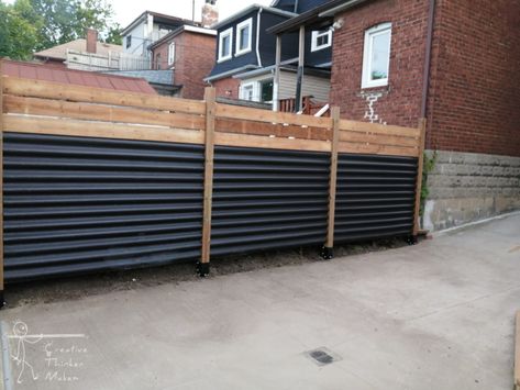 Easy DIY Modern Horizontal Fence - Creative Thinker Maker Diy Aluminum Fence, Modern Horizontal Fence, Modern Fences, Corrugated Metal Fence, Log Cabin Exterior, Diy Backyard Fence, Diy Privacy Fence, Metal Fence Panels, Modern Fence Design