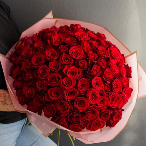 Always a classic. This bouquet is made up of 100; 50; 25 premium Explorer red roses and a little bit of our love! Perfect for any romantic occasion. Especially it’s a perfect gift for the Valentine’s Day! Sizes “Standard”, “Deluxe” and “Premium” in the pictures. OC and LA County same day delivery available. 🚗 Have any questions or looking for something more specific? Call us now at (213) 214 - 0044 Beautiful Bouquet Of Roses, Flower Gift Ideas Birthday, Red Roses Bouquet Gift Birthday, Beautiful Rose Flowers Bouquets, Luxury Flowers Bouquet Gifts, Red Rose Bouquet Aesthetic, 100 Red Roses Bouquet, Beautiful Rose Flowers Romantic, Rose Red Aesthetic