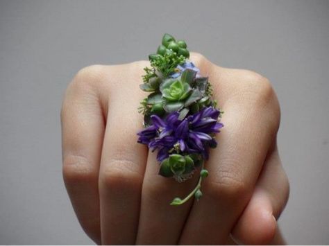 Diy Fleur, Small Flower Arrangements, Corsage And Boutonniere, Prom Flowers, Flower Corsage, Floral Ring, Pretty Flower, Cactus Y Suculentas, Deco Floral