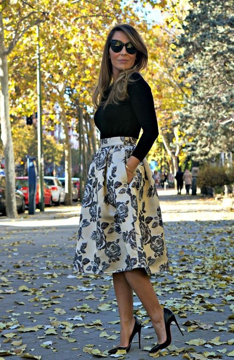 Tendencias 2015: La falda MIDI – EL CLOSET DE GIULIANA Midi Rok Outfit, Flower Midi Skirt, Brunch Outfit Spring, Midi Outfits, Midi Skirt Outfit, Long Skirt Outfits, Chic Summer Outfits, Outfit Chic, Brunch Outfit