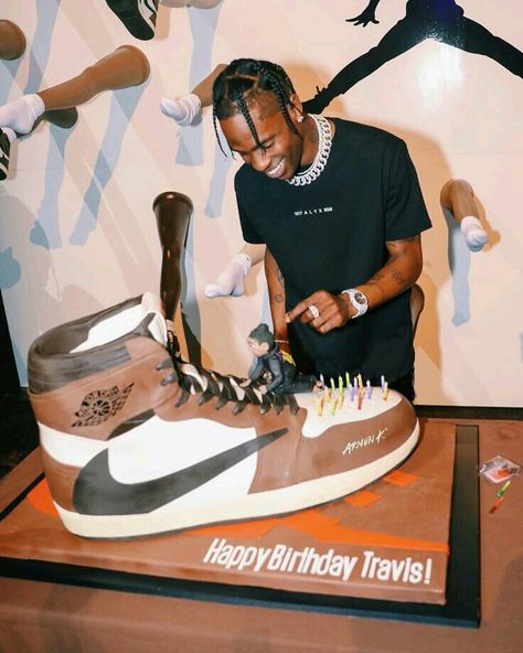 Travis party Travis Scott Hairstyle, Jordan 1s For Women, Travis Scott Braids, Travis Scott Outfits, Off White Hoodie, Air Jordan 1s, Yeezy Season, 8 Bits, Jordan 1s