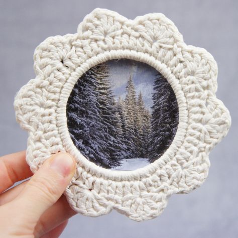 A quick guide to three ways of attaching pictures to crochet frames, including professionally looking art pockets | jakigu.com Crochet Picture Frames Free Pattern, Crochet Picture Frame, Picture Frame Inspiration, Picture Frame Ornaments, Miniature Crochet, Picture Frame Colors, School Glue, Cling Wrap, Seasons Art