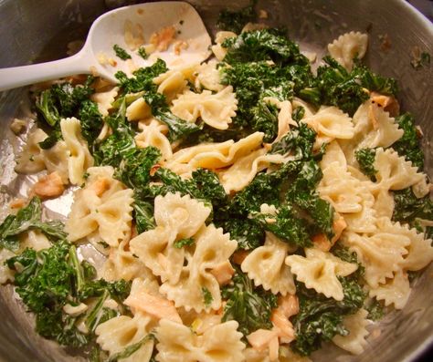 Creamy smoked salmon & kale pasta Healthy Recipes Pasta, Smoked Salmon Pasta Recipes, Smoked Salmon Pasta, Caramelised Onions, Cream Pasta, Salmon Pasta, Bowtie Pasta, Healthy Family Meals, Healthy Pasta Recipes