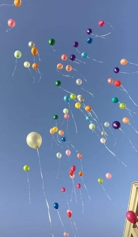 Balon Wallpapers, Balon Story, Balon Aesthetic, Balloon Release, Calming Pictures, Happy Birthday Vintage, Birthday In Heaven, Birthday Wishes Cake, Colorful Balloons