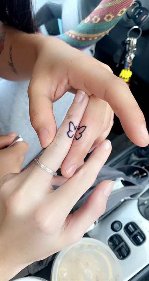 Matching butterfly tattoos. Located in the inside middle finger. Each friend has a half of a butterfly and when put together, they create one whole butterfly. Tattoo Designs Matching, Finger Tattoos Small, Matching Finger Tattoos, Matching Bff Tattoos, Finger Tattoos For Couples, Bestie Tattoos, Maching Tattoos, Tattoos Cute, Cute Matching Tattoos