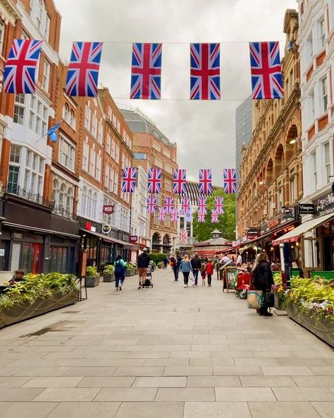 Leicester Square & Covent Garden Get ready for a magical adventure in two of London's most exciting areas—Leicester Square and Covent Garden! 🌟🎭 These vibrant spots are brimming with culture, entertainment, and a touch of wizardry. Let's dive into what makes each area a must-visit! ✨ Leicester Square Leicester Square is the epicenter of London’s entertainment scene. Known for its iconic theatres, dazzling cinemas, and lively atmosphere, this bustling square is the perfect place to catch a b... Leicester Square London Aesthetic, Leicester Square London, City Inspiration, Leicester England, England Aesthetic, Paris 6, London Square, Best Christmas Markets, Magical Adventure