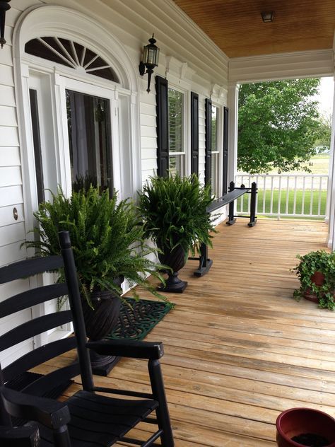 Black and white porch Modern Farmhouse Front Porch, Southern Front Porch, Farmhouse Front Porch Decorating, Veranda Design, Building A Porch, Front Porch Design, Charming Farmhouse, Farmhouse Front Porches, Farmhouse Porch