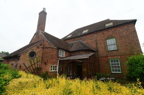 Hundreds attend auction at Warwickshire farm house 'frozen in time' - Coventry Telegraph 1940s Farmhouse, Starfish Sandals, English Farmhouse, Blithe Spirit, 1940s Home, Antique House, Frozen In Time, Old Farmhouse, Abandoned Houses