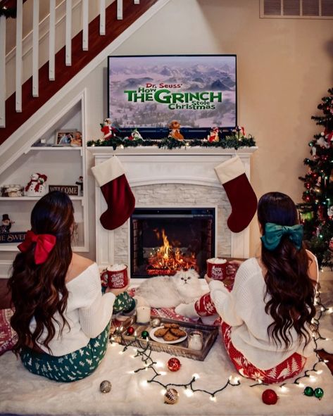 Nothing better than watching Christmas movies with your bestie! #bestiegoals #holidayphotos #bestiephotoshoot #holidayphotoinspo #holidayinspo #bestiephotos Friend Pajama Pictures, Bestie Matching Christmas Pjs, Best Friend Matching Christmas Pjs, Matching Christmas Pjs Friends, Matching Christmas Pajamas Best Friends, Sisters Sleepover, Christmas Sleepovers, Christmas Pjs Aesthetic, Christmas Slumber Party