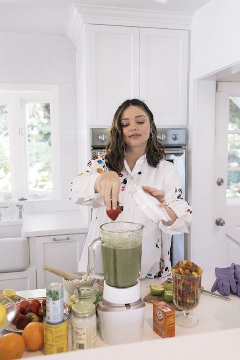 Miranda Kerr Diet, Model Diet, Miranda Kerr Style, Wellness Routine, Green Juice, Miranda Kerr, Smoothie Recipes, Diet Recipes, Pilates