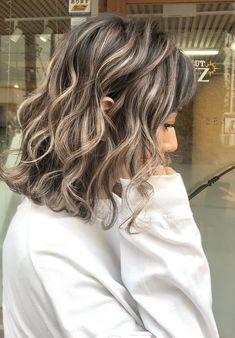 Shoulder Length Brown Hair With Highlights, All Over Highlights On Brown Hair, Trendy Summer Hair Color, Wavy Hair Short Hairstyles, Korean Highlights, What Hairstyle Suits Me, Short Hairstyles For Thinning Hair, Bleach Hair Ideas, Wavy Hair Short