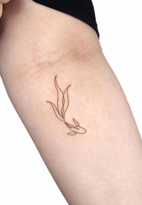 Koi Fish Tattoo Back Shoulder, Koi Fish Sister Tattoo, Japanese Tattoos Aesthetic, Koi Tattoo Minimalist, Minimalist Fish Drawing, Fun Simple Tattoos, Fish Tattoos Women, One Koi Fish Tattoo, Kou Fish Tattoo