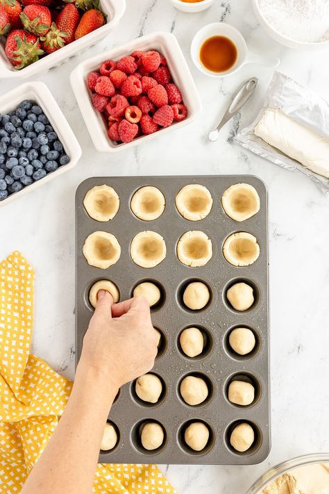 Easy mini fruit tart recipe that uses a sugar cookie dough, custard filling, and berries for decoration! Sugar Cookie Fruit Cups, Mini Fruit Tart Recipe, Mini Fruit Tart, Sugar Cookie Fruit Tart, Fruit Tart Recipe Mini, Fruit Tart Recipe Easy, Easy Fruit Tart, Table Treats, Fruit Sugar Cookies