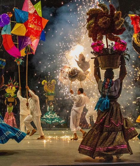 Fiesta y alegría en la Guelaguetza, Oaxaca ✨ Foto:@angel_cristobal13 Oaxaca Wedding, Mexican Night, Chicano Love, Mexican Culture Art, Mexican Heritage, Mexico Culture, Dream Book, History Projects, Ap Art